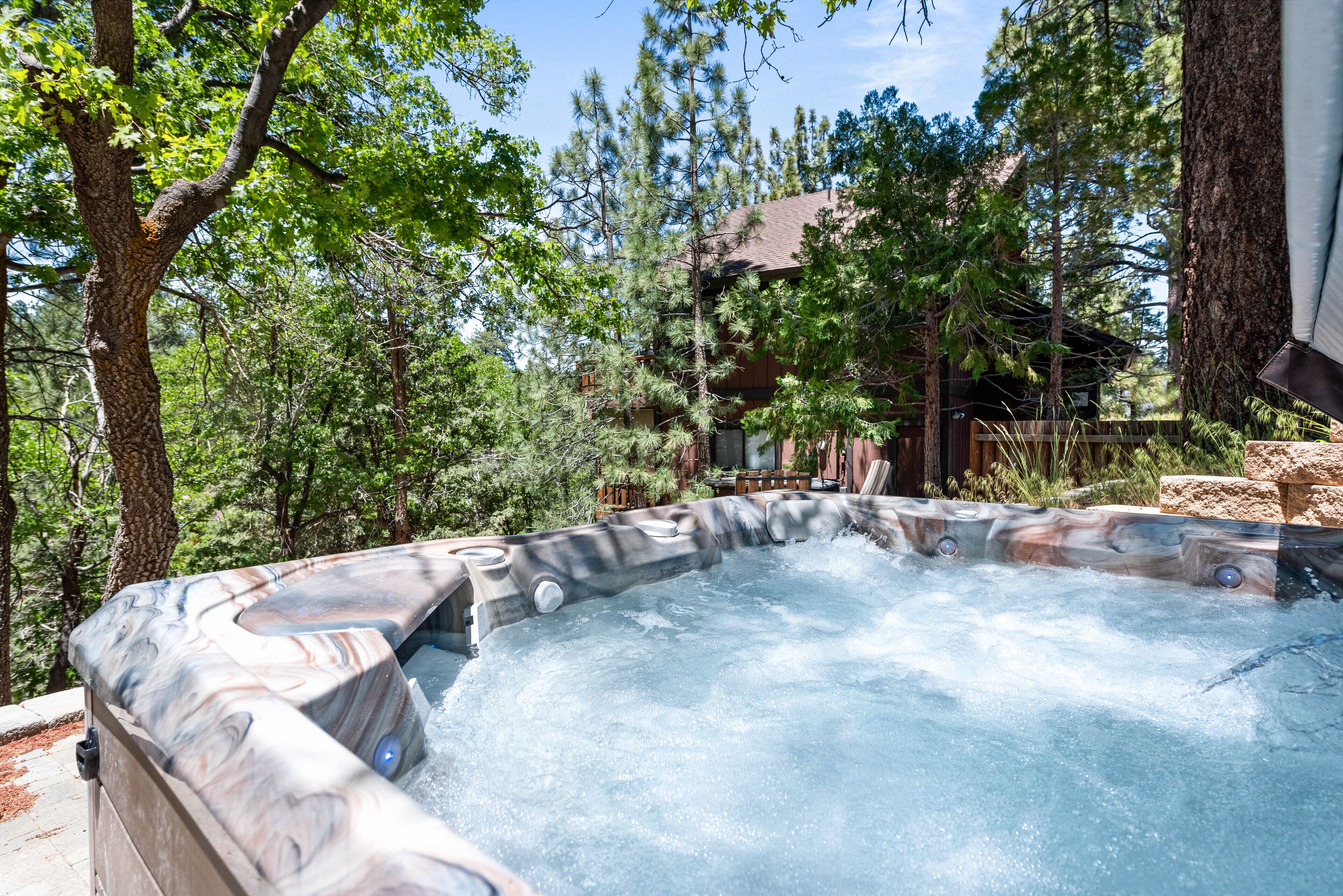 Bear Claw Inn - Beautiful mountain cabin with hot tub and more!