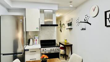 Luxury Studio | Private kitchen | Fridge, microwave, oven, coffee/tea maker