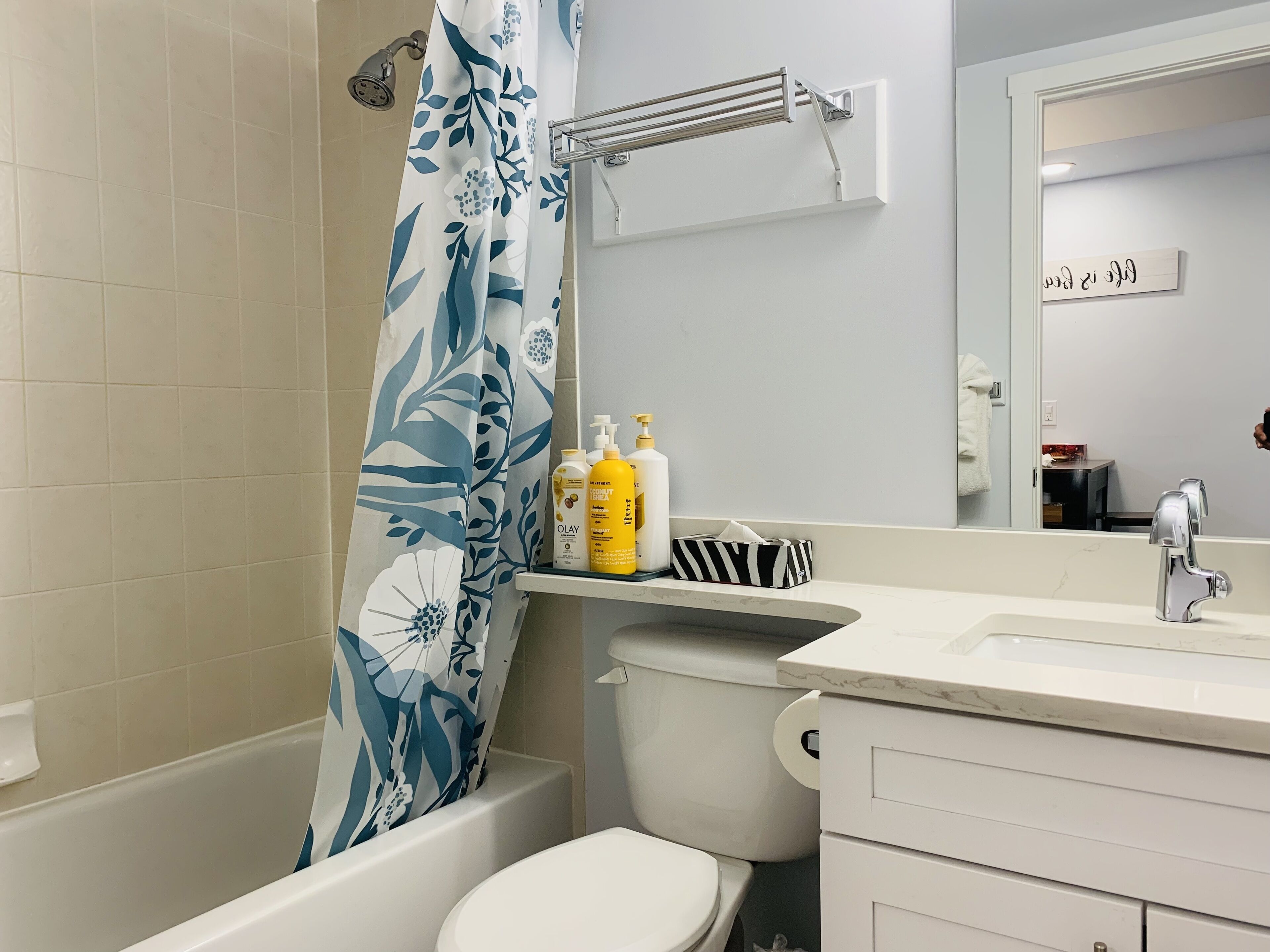 Une salle de bain avec une baignoire, des toilettes et un lavabo.