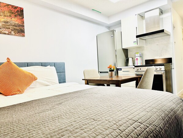 Premium bedding, memory-foam beds, individually decorated - One Studio with BBQ & a Huge Patio (Canmore)