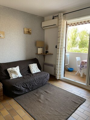 TV - Lovely studio in the heart of La Madrague, 200m from the beach/seaside, fully equipped. Terraces (St Cyr sur mer)