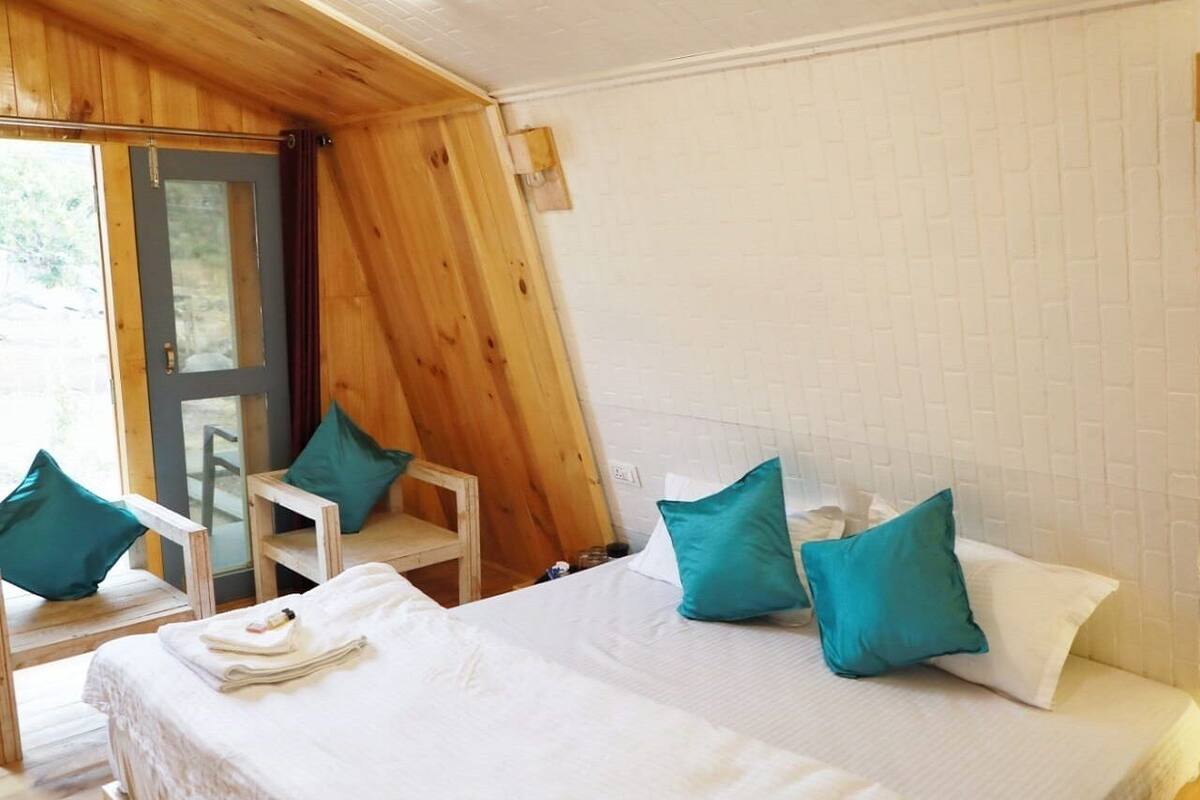 Deluxe Room | Desk, free WiFi