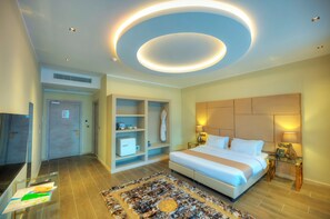 Studio Suite (Premium Suite with Plunge Pool) | In-room safe, desk, laptop workspace, soundproofing