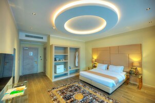 Studiosviitti (Premium Suite with Plunge Pool) | Tallelokero huoneessa, työpöytä