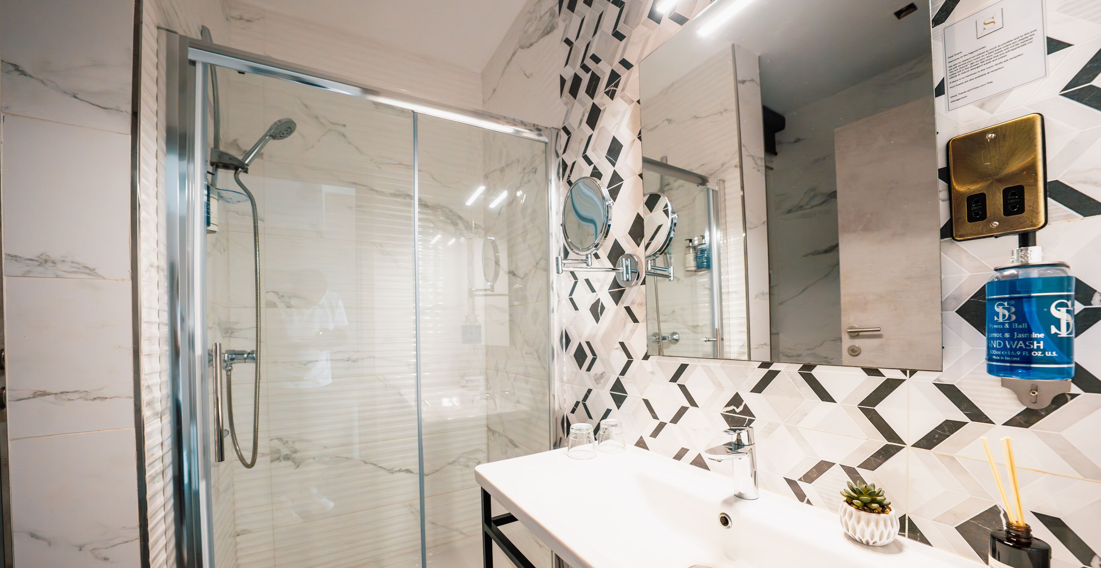 double room (king room with balcony) | bathroom | shower, rainfall showerhead, free toiletries, hair dryer