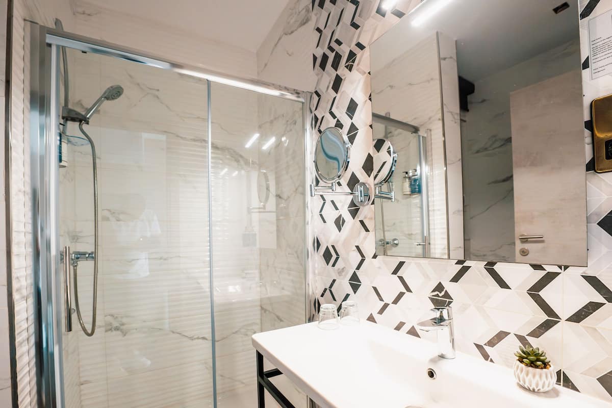 double room (king room with balcony) | bathroom | shower, rainfall showerhead, free toiletries, hair dryer