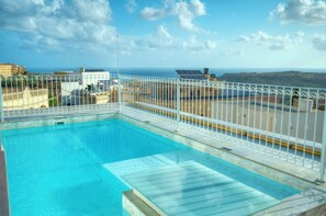 Außenpool (je nach Saison geöffnet), Sonnenschirme, Liegestühle