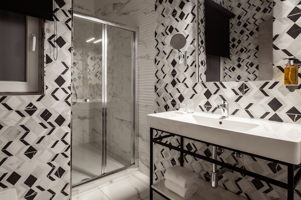 double room (deluxe king room) | bathroom | shower, rainfall showerhead, free toiletries, hair dryer