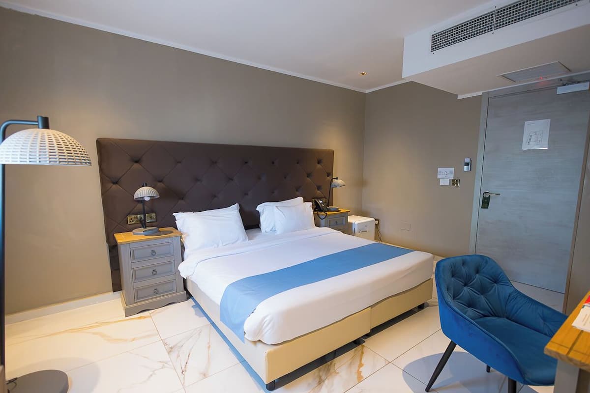 Double Room (Standard King Room) | In-room safe, desk, laptop workspace, soundproofing