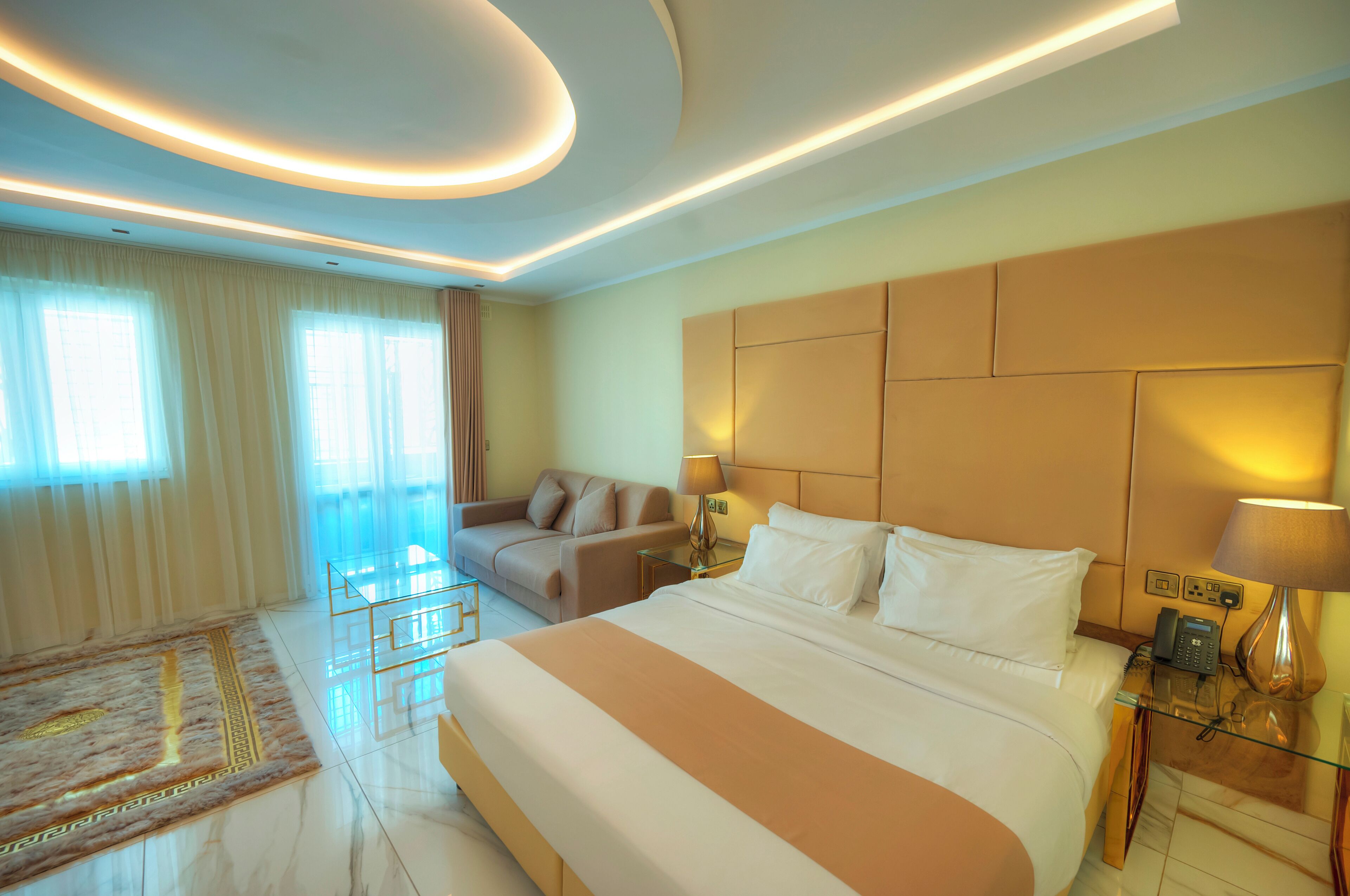 جناح (Family Suite with Plunge Pool) | خزنة داخل الغرفة ومكتب ومساحة عمل للكمبيوتر المحمول وتجهيزات عازلة للصوت