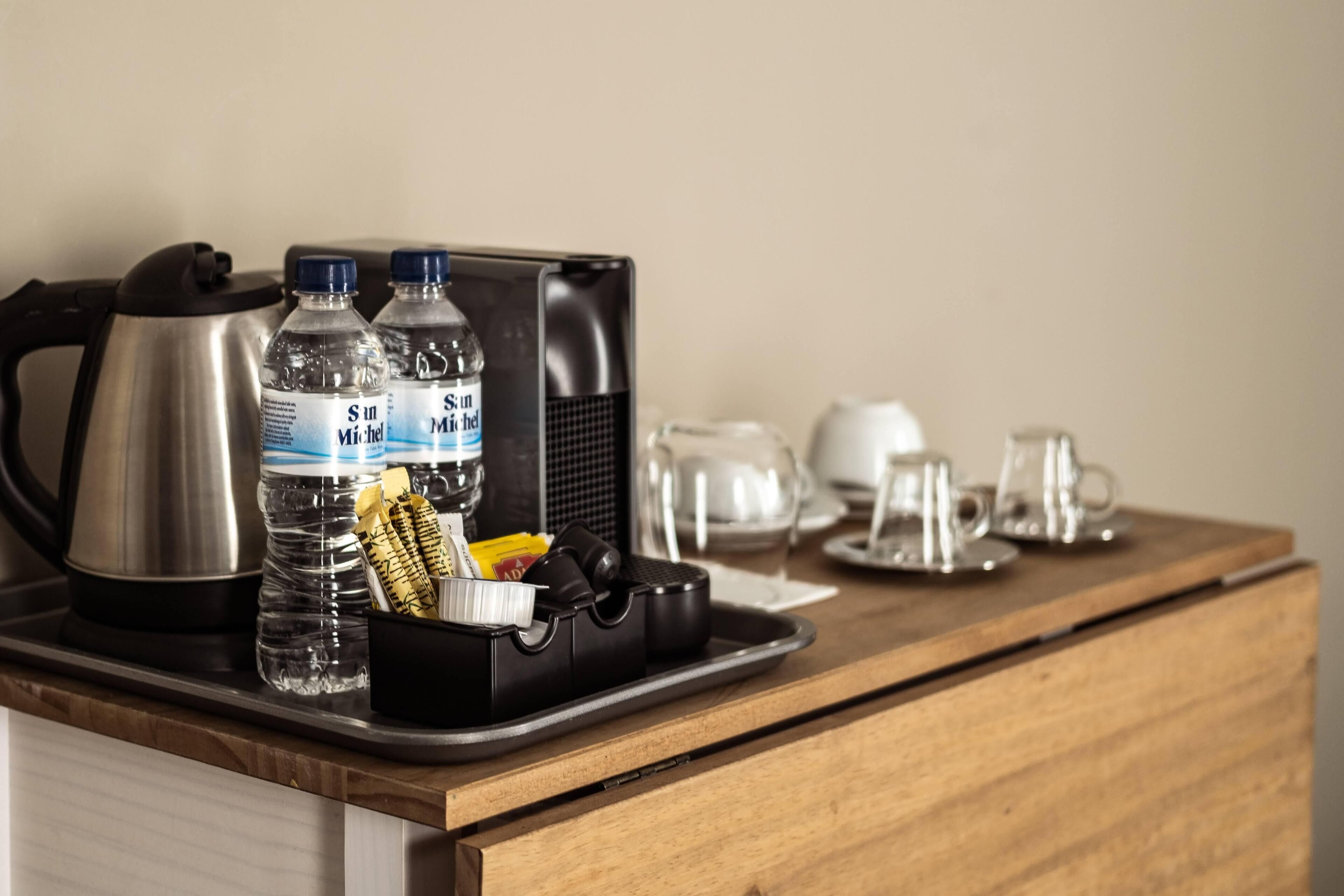 double room (deluxe king room) | 1 bedroom, in-room safe, desk, laptop workspace