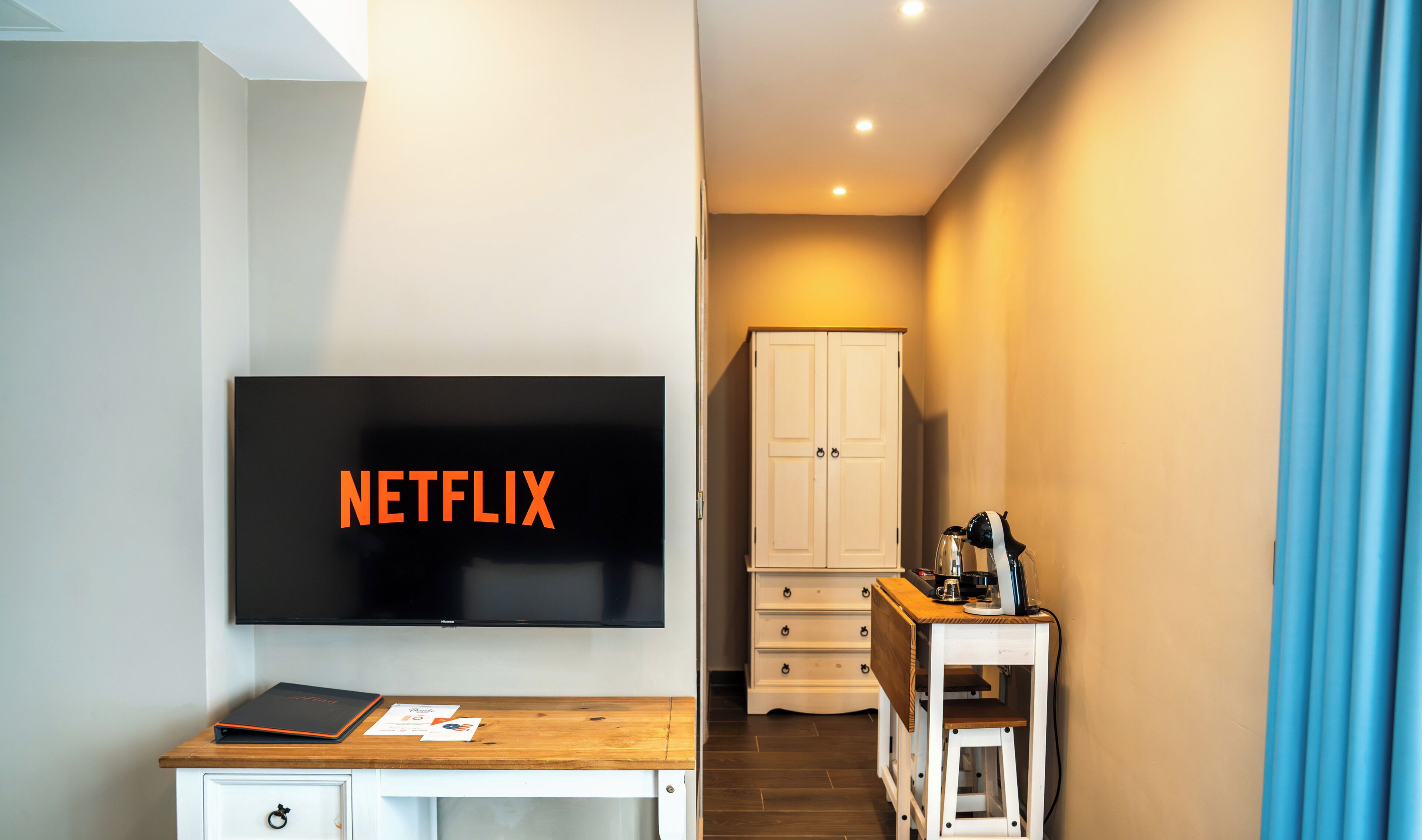 Studiosviitti (Penthouse Suite) | Tallelokero huoneessa, työpöytä
