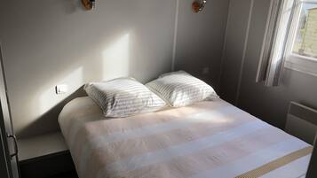 2 bedrooms, iron/ironing board, travel cot