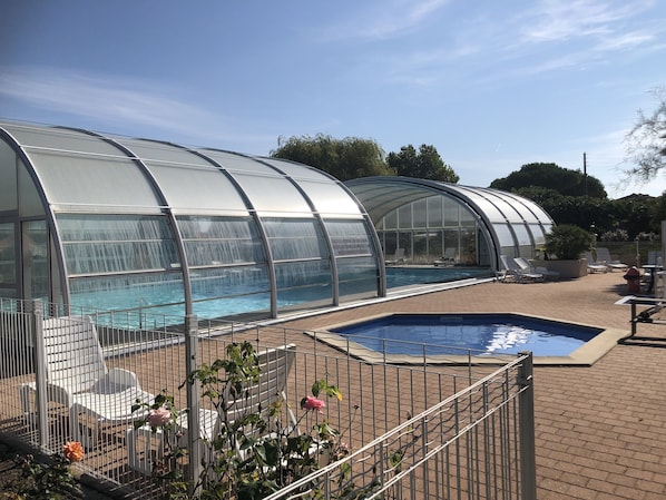 室内游泳池,室外游泳池