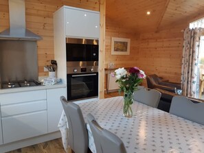 Fridge, microwave, oven, stovetop - 2-bedroom family friendly lodge in private woodland with luxury sauna.... (Luncarty)