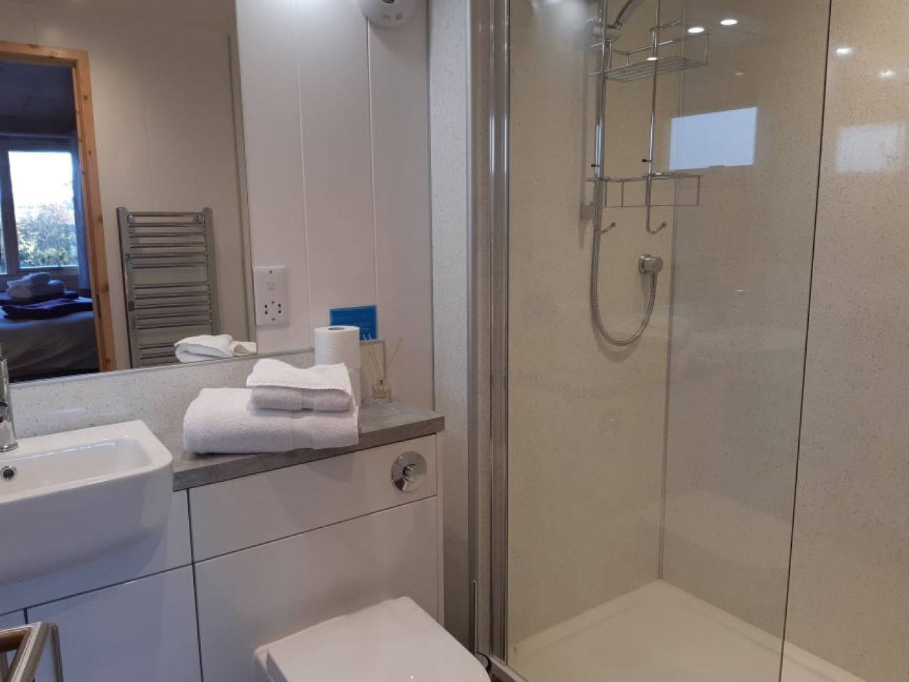 Baignoire, sèche-cheveux, serviettes fournies, savon