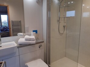 Badekar, hårføner, håndklær og såpe