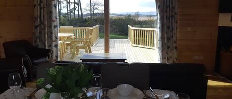 Smart-TV, peis, DVD-spiller og bordtennis