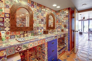 Badekar, hårtørrer, håndklæder