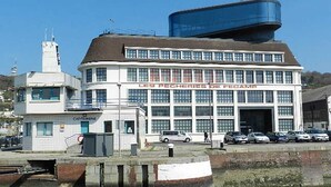 A large building with a sign reading "LES PECHERIES DE FECAMP". - THE HORIZON (Fécamp)