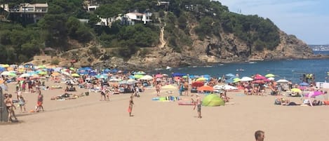 Una spiaggia nelle vicinanze, teli da spiaggia