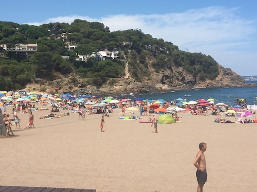 Air conditioned 4 Bedroom, 4 Bathroom villa. Walkable to the Beach