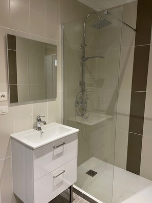 Shower, hair dryer, towels - Near Soulac/mer 6-person house with heated indoor pool (Grayan)