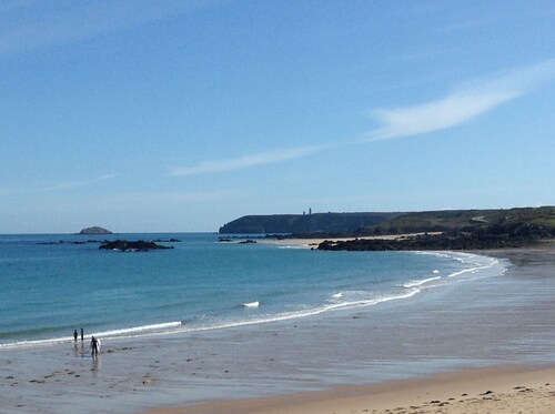 Longère Bretonne Dans un Écrin de Verdure