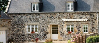 Longère Bretonne Dans un Écrin de Verdure