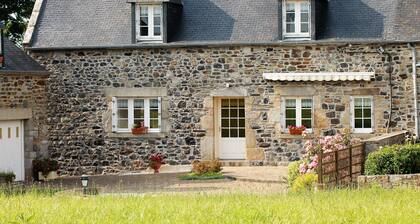 Longère Bretonne Dans un Écrin de Verdure