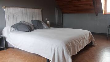 3 chambres, fer et planche Ă repasser, lit parapluie, draps fournis