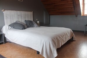 3 chambres, fer et planche à repasser, lit de bébé portatif