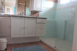 Regadera, secadora de cabello, papel de baño