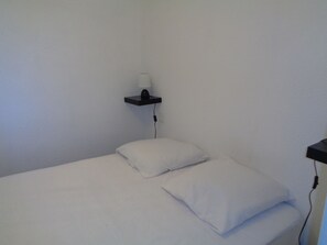 1 chambre, fer et planche Ă repasser