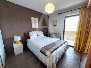 1 soverom og strykejern/-brett