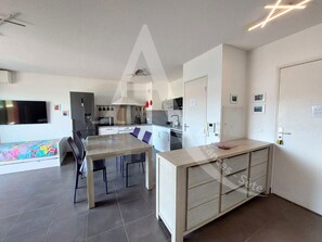 Fridge, microwave, oven, dishwasher - APPARTEMENT 1 CHAMBRE BORD DE MER GARAGE (Sète)