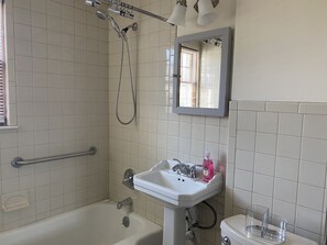 Duschwanne, Haartrockner, Handtücher, Toilettenpapier