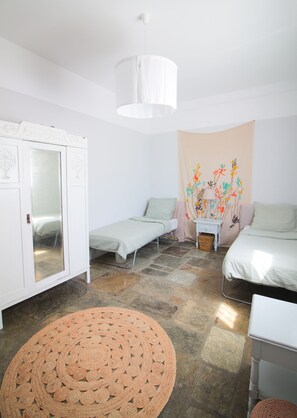 House | 3 bedrooms, desk, laptop workspace, iron/ironing board