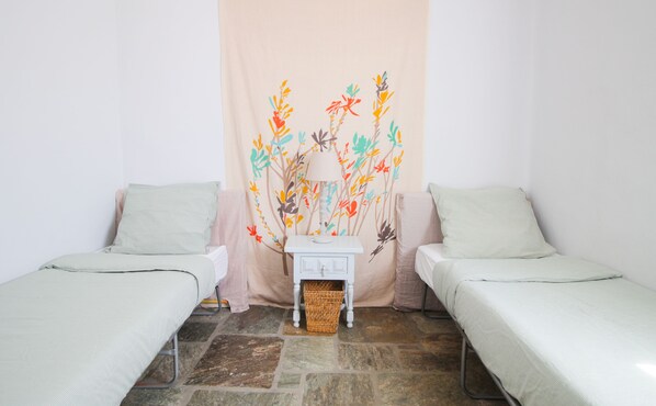 House | 3 bedrooms, desk, laptop workspace, iron/ironing board