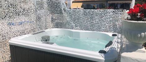 Outdoor spa tub
