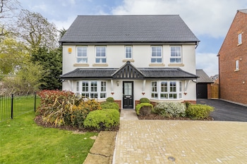 Spacious 4bed House in Derby with Garden