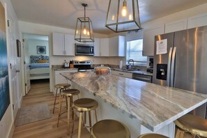 Fridge, microwave, oven, stovetop - Lower Atlantic House (New Smyrna Beach)