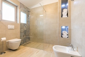 Ein modernes Badezimmer mit Dusche, Toilette und Waschbecken.