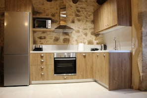 ثلاجة، ميكروويف، فرن، موقد طهي مسطح