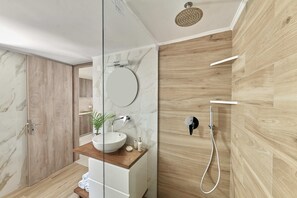 Duschwanne, Handtücher, Seife, Toilettenpapier