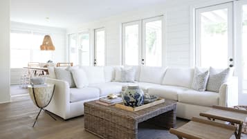 TV connectée, cheminée, chaßne hi-fi