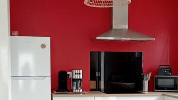 Réfrigérateur, micro-ondes, four, plaque de cuisson