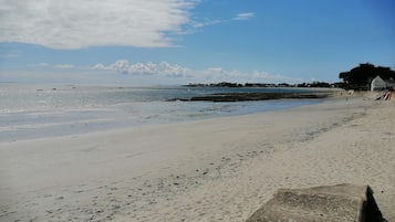 Plage à proximité, chaises longues