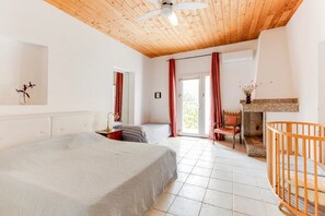 5 habitaciones, tabla de planchar con plancha, wifi y ropa de cama