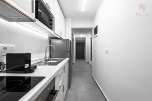 Refrigerador, horno, placa de cocina, tetera/pava eléctrica